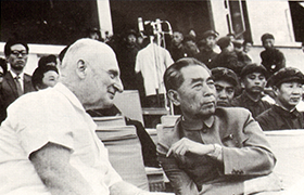 1970年周总理与艾黎在北京工人体育馆交谈