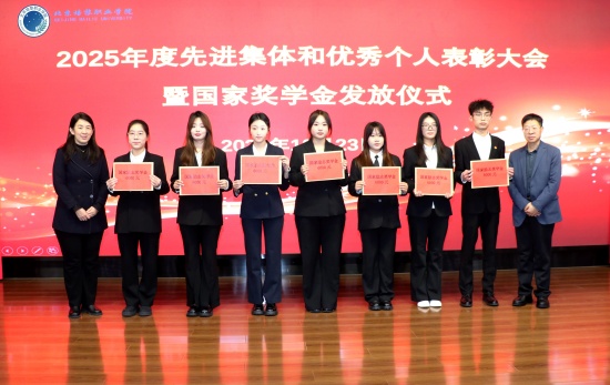 694b6be89ab6c.jpg 院领导为获评国家励志奖学金学生代表颁奖.jpg