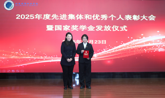 694b6c29d49f9.png 院领导为获评“英才奖”学生颁奖.png