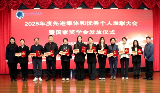 694b6ce51566d.jpg 院领导为获评学风建设月“先进班集体”称号班主任颁奖.jpg