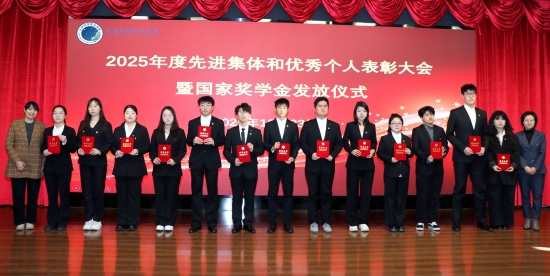 694b6d6288b8a.jpg 部门领导为获评“优秀团支部”称号学生代表颁奖.jpg