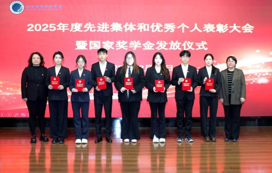 694b6d7ccaa81.jpg 部门领导为获评“优秀团员”称号学生代表颁奖.jpg