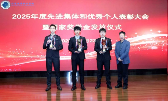 694b6ddec1747.jpg 院领导为获评十九届足球赛冠亚季军学生代表颁奖.jpg