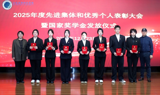 694b6f2a9a185.jpg 部门领导为获评 “优秀学生”学生代表颁奖.jpg