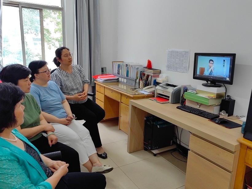 3、在职党员观看警示教育片.jpg
