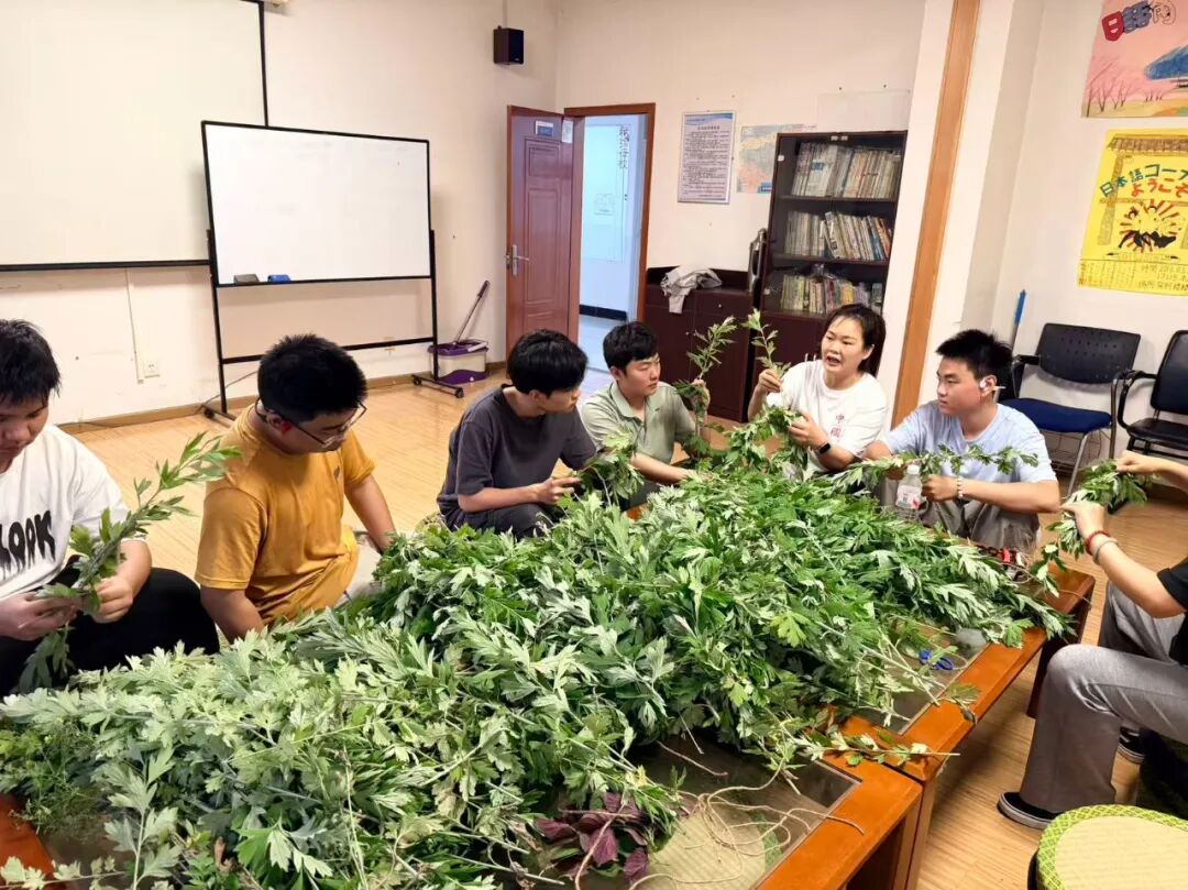 青艾沐香，致敬师恩｜培元岐黎养生社自制艾草环献礼端午