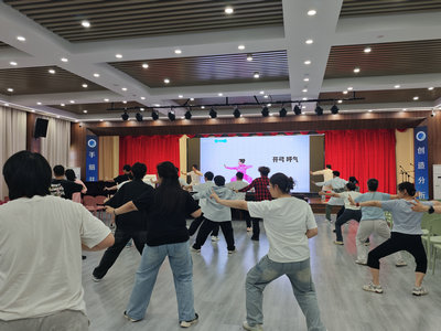 6a2281c60e17a.jpg 练习八段锦图片 (2)_副本.jpg