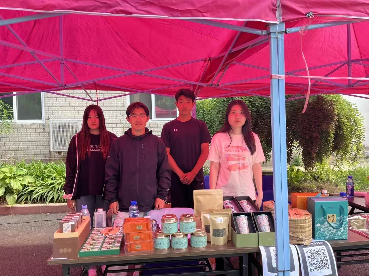 69b76ce88a41d.jpg 学生参加培黎公益日志愿服务活动.jpg