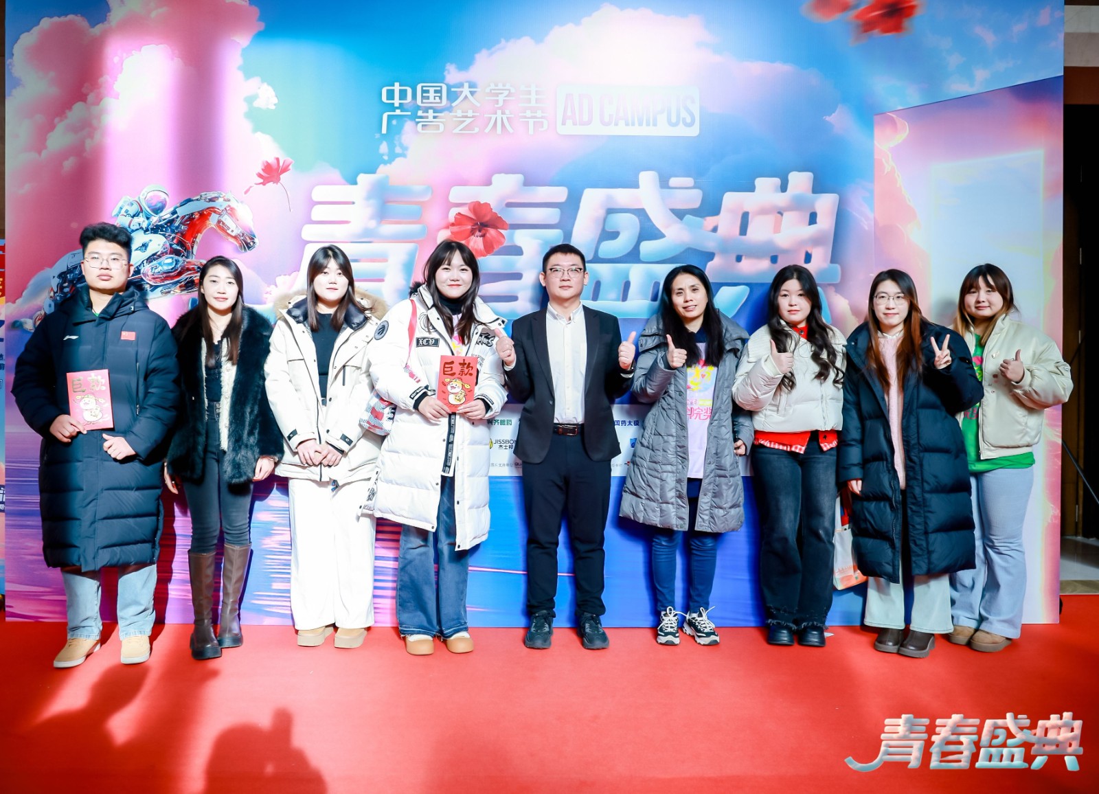 060获得特等奖的师生与达利集团老总合影.jpg